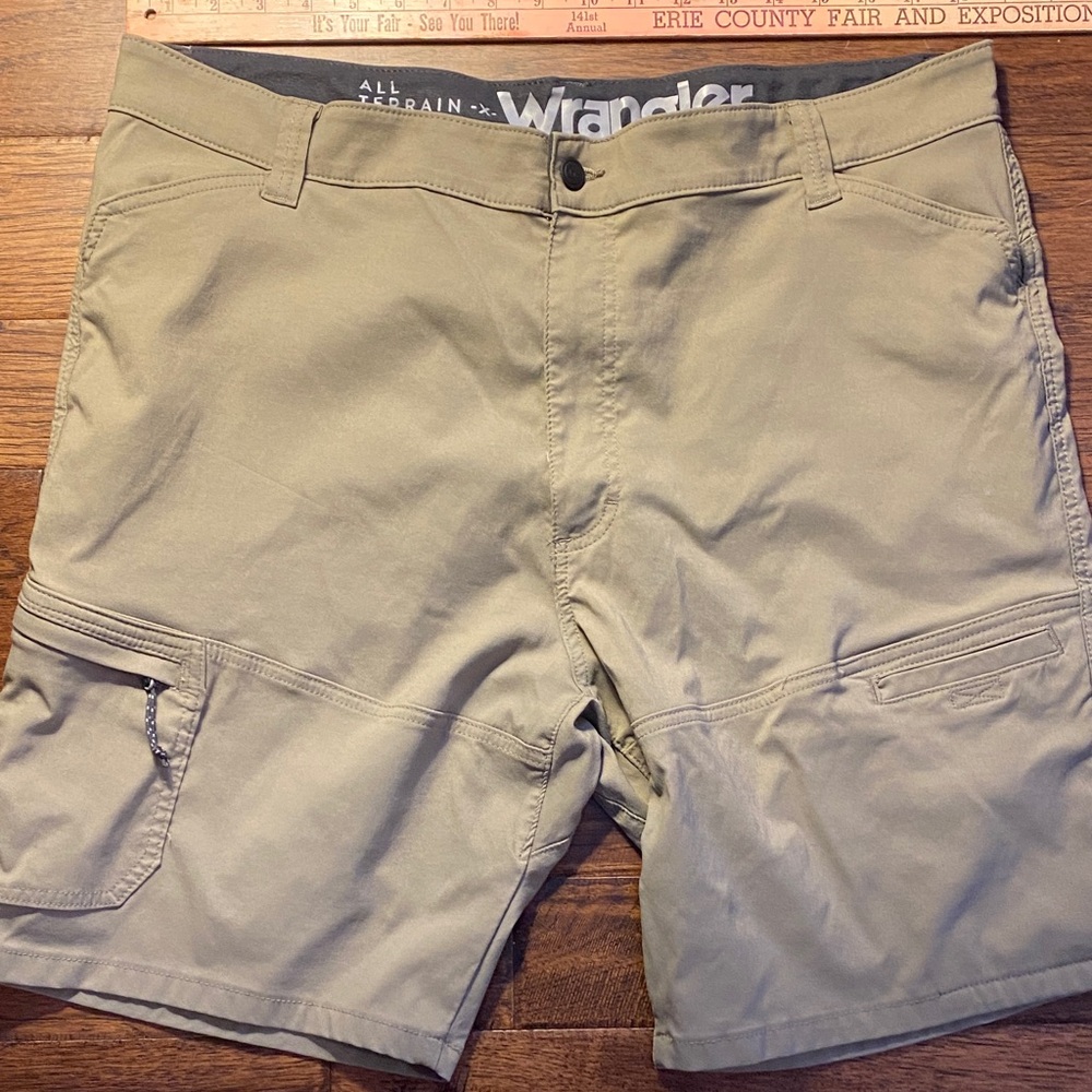 Wrangler Men's Khaki Cargo Shorts